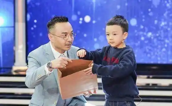 汪涵终于大手笔了,带着6岁儿子上节目,帅气碾压王一博_孩子_萧沐沐