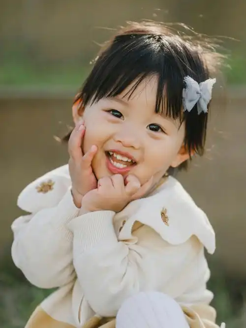 秋冬的太阳 打在身上暖暖的2岁的小女孩刚开始的认生到后面的开怀大笑