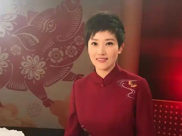 央视主持郑天亮:26岁嫁大6岁鲁健,婚后分居15年,现婚姻状况如何