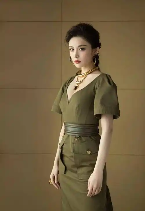 古力娜扎美得太惹眼,军绿色连衣裙秀曼妙身材,配饰夸张更显霸气_造型