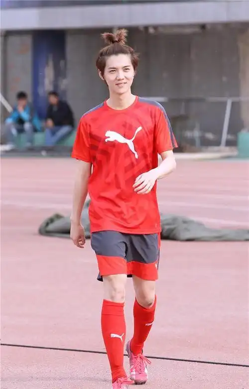 鹿晗短发照片曝光走上硬汉路线