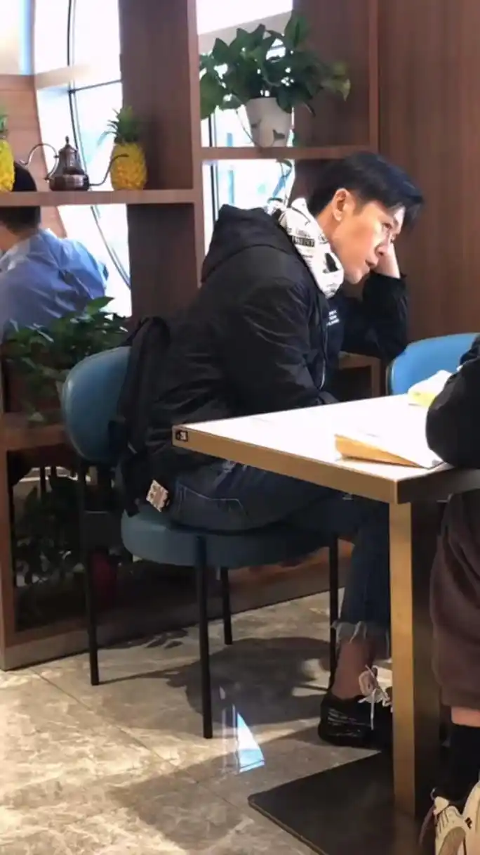 厦门偶遇林雨申,像是这样的坐姿,真不愧是霸道总裁啊!