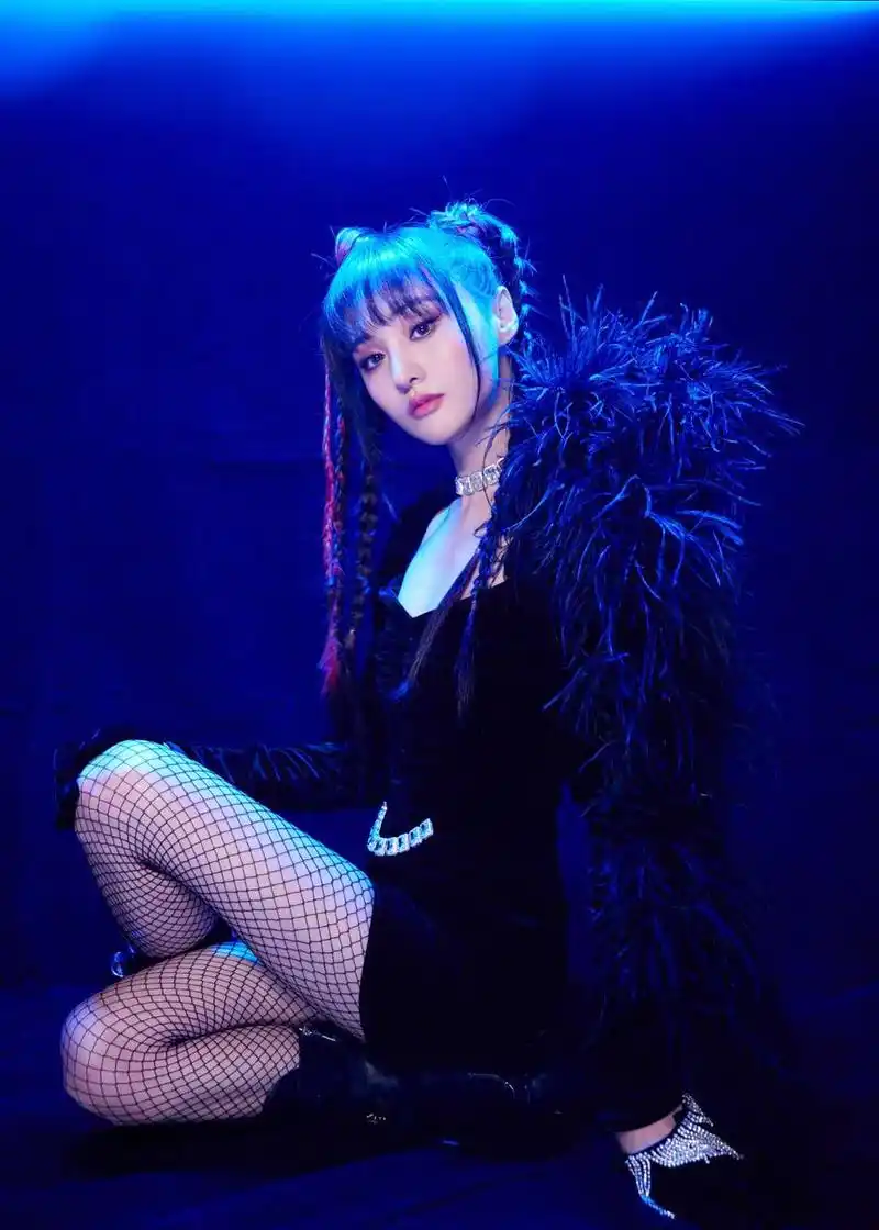 郑爽穿黑色羽毛短裙秀身材双麻花辫造型超a