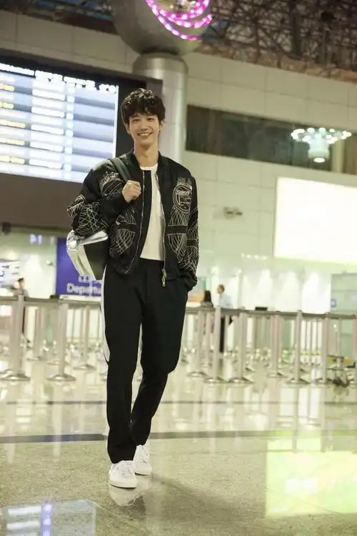 刘以豪启程意大利男装周 经纬刺绣图样玩味潮酷