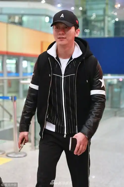 邓超太调皮了 用空气相机拍baby 在机场看起来好活泼好搞笑