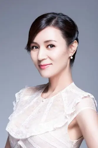 龙媚最新写真曝光 尽显时尚妩媚气质