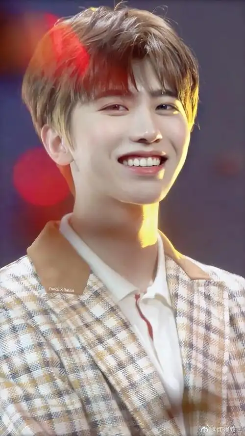 因为笑容入坑的爱豆#蔡徐坤可爱微笑唇,笑起来真宛如冬日暖阳般温暖