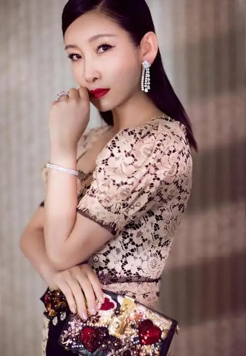 秦海璐"巨婴症儿子"现已8岁,看到长相后,网友表示有些意外