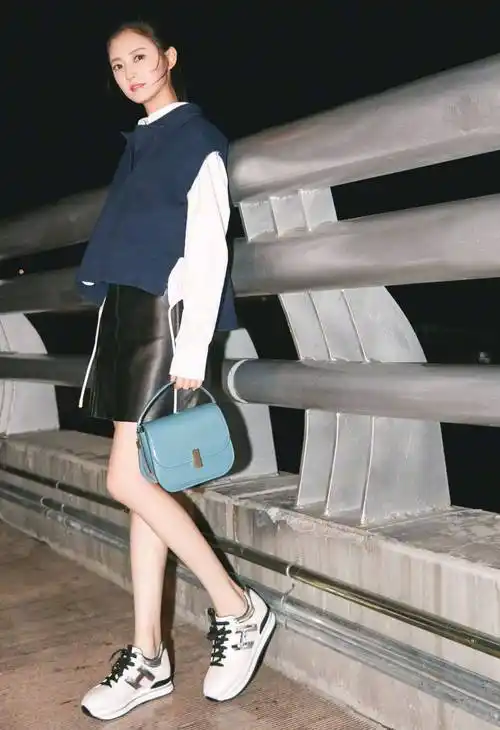 原创陈钰琪写真照曝光穿嫩黄色上衣配牛仔裤绑高马尾帅气又显高