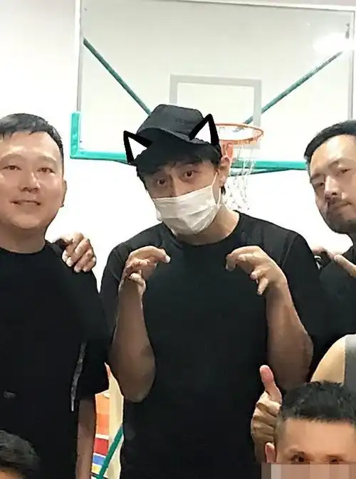 邓超与女粉合影,戴口罩挡住胡茬秒变大男孩,粉丝颜值高不输孙俪