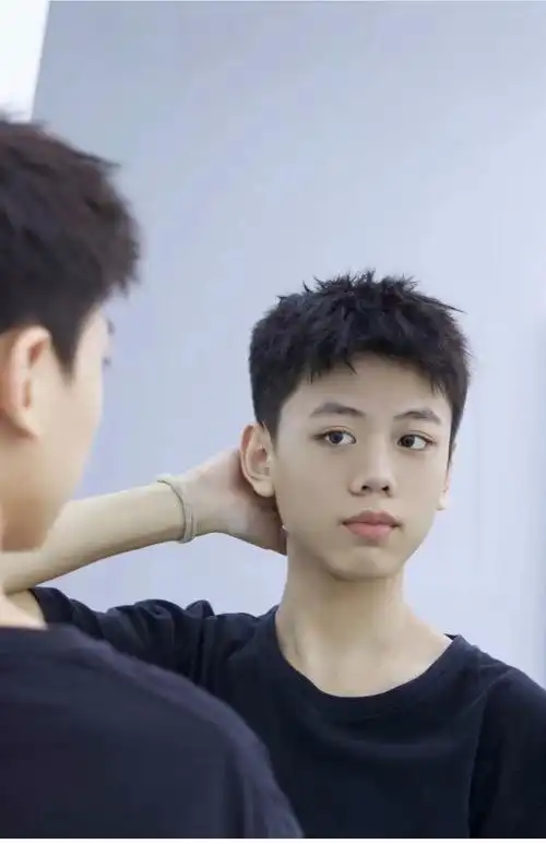 超酷男士前刺乱抓发型推荐💥