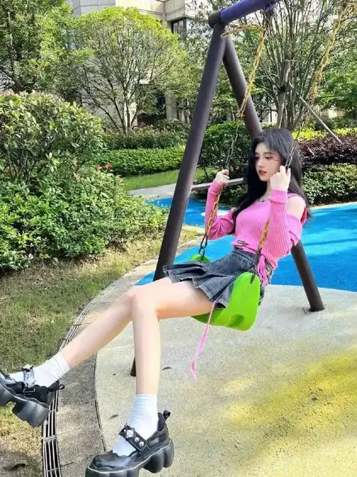 鞠婧祎晒夏日穿搭,粉色露肩针织衫 灰色牛仔百褶裙,优雅甜美