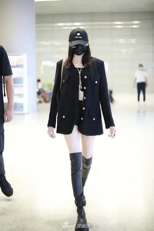 近日,关晓彤亮相机场,她身穿黑色西装搭配过膝长靴秀出雪白美腿,这傲
