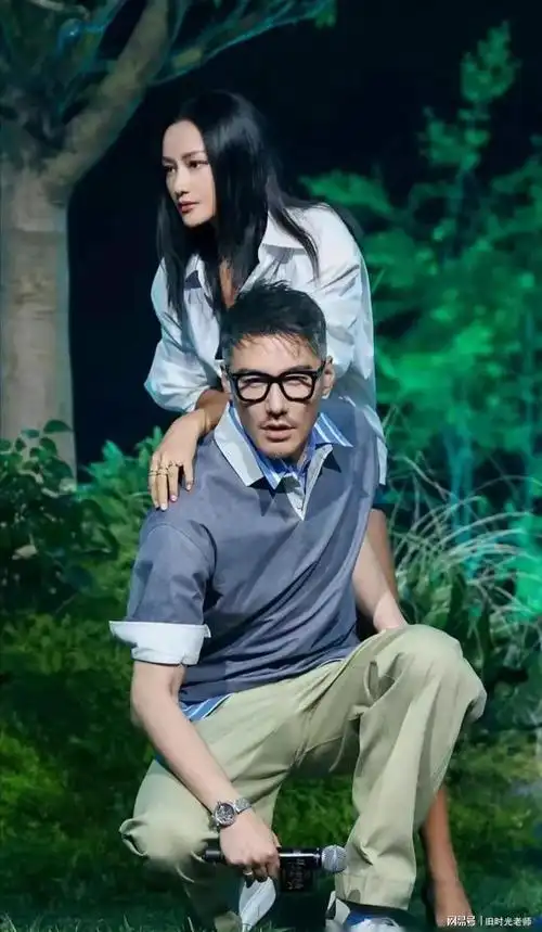 年过半百的胡兵瞿颖,同框还能有这个状态,我慕了