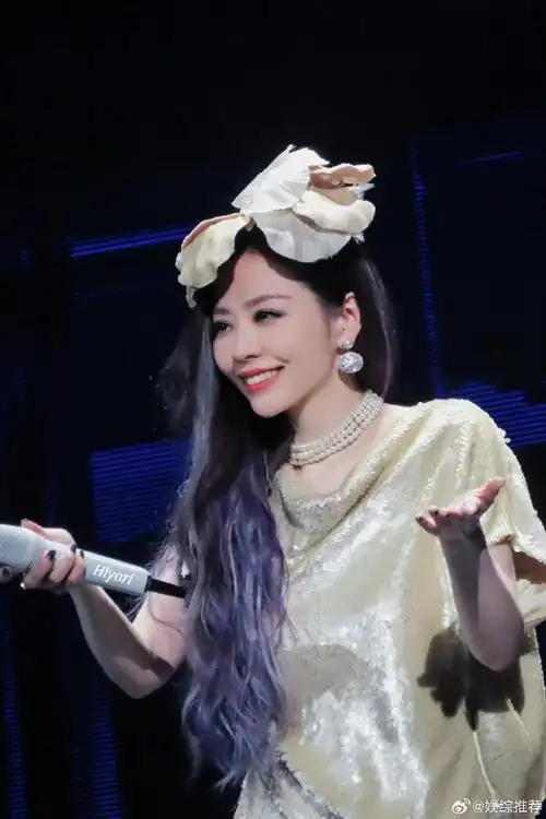 张靓颖金色人鱼