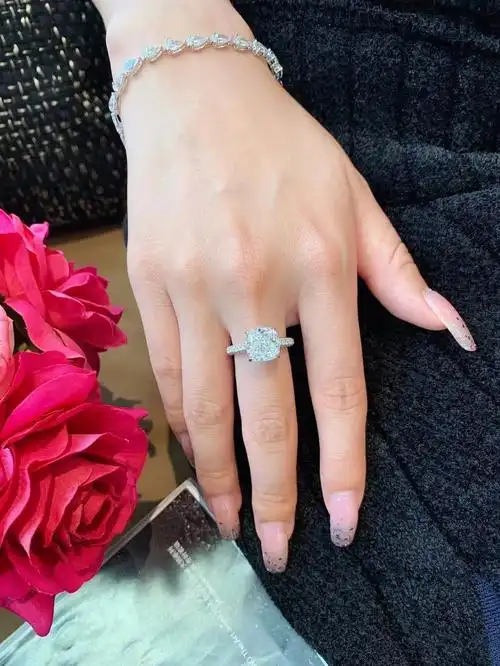 100w的5克拉的f色vvs1高净度枕型钻戒