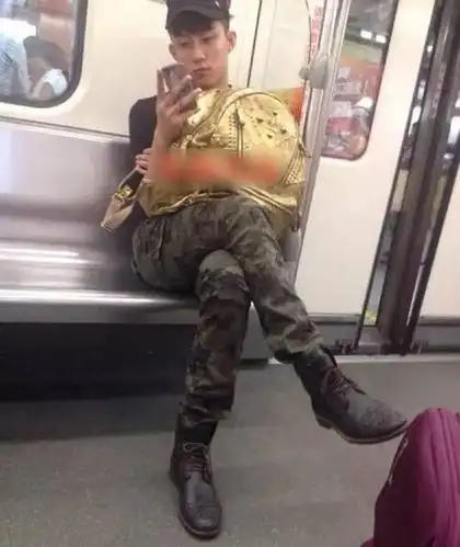 黄景瑜当模特时期的旧照被扒,网友:绝对没整容