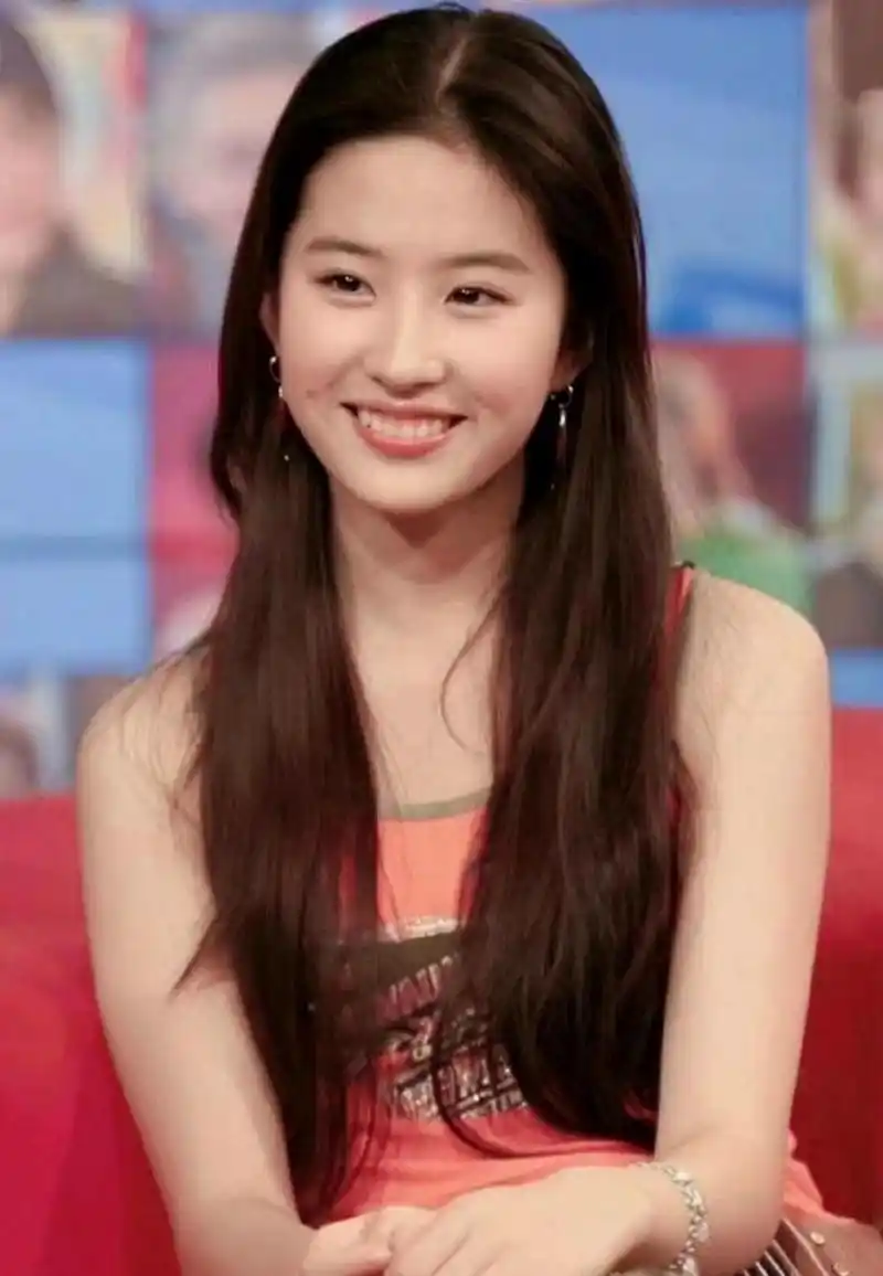 年轻时的刘亦菲笑起来温暖又纯真,傻傻的却又不失灵气,即使你上一秒