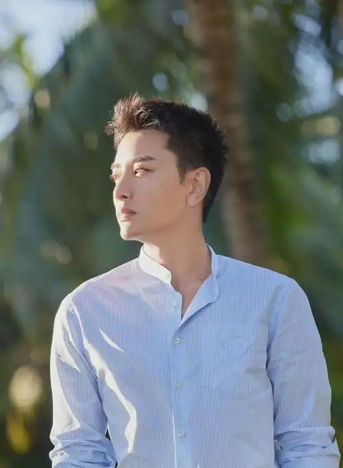 不仅如此,热搜还都和女友有关,不少人都把"贾正亮"看成了"贾乃亮"