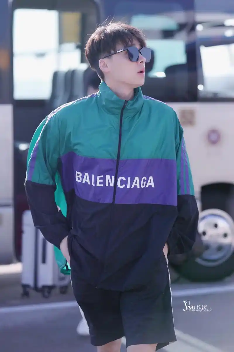 "校草"李易峰上线 解锁锅盖短发帅气撩人