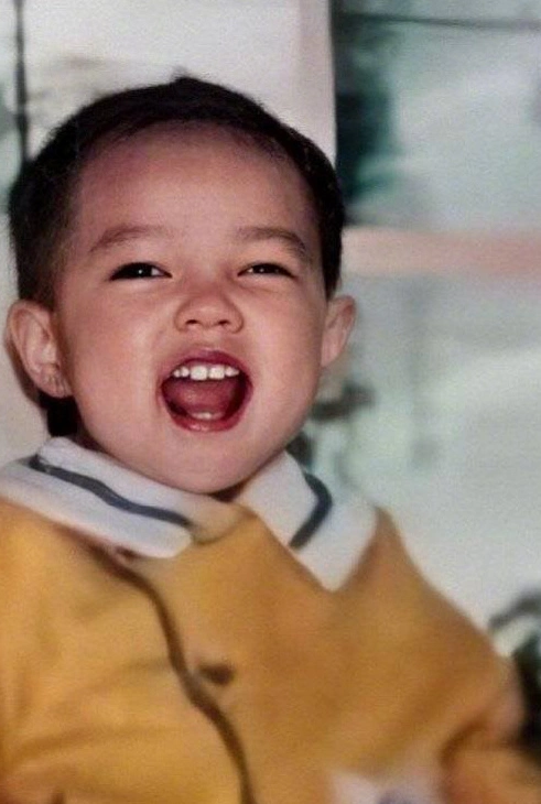 肖战幼时照片曝光和现在完全不像粉丝竟然用这个特点一眼认出