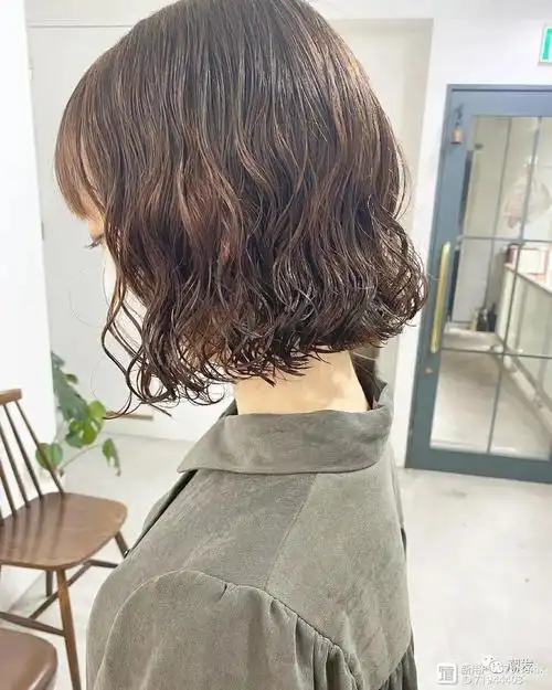 女人到了40多岁,选择什么发型比较好呢?烫卷发时尚温柔错不了.