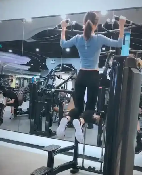 这位健身房美女背影迷倒网友,看到镜中的素颜,网友:崩溃了
