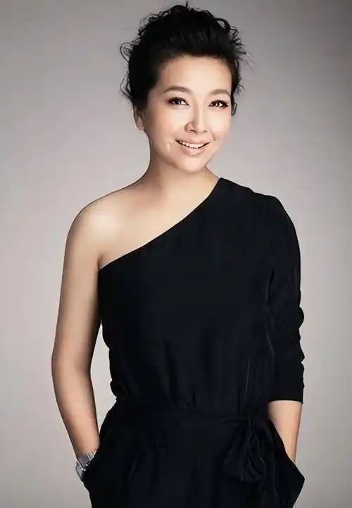 江珊的美,从少年时的风采到如今的优雅,真是稳重啊!_下图_风格_的整体