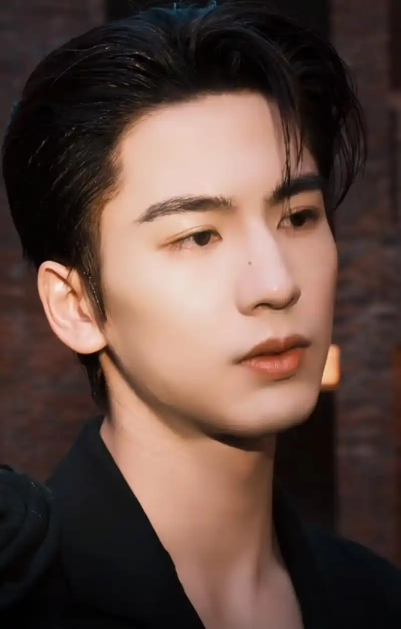 张凌赫花园拍摄大片,贵公子的气质扑面而来,浓颜系男明星非他莫属