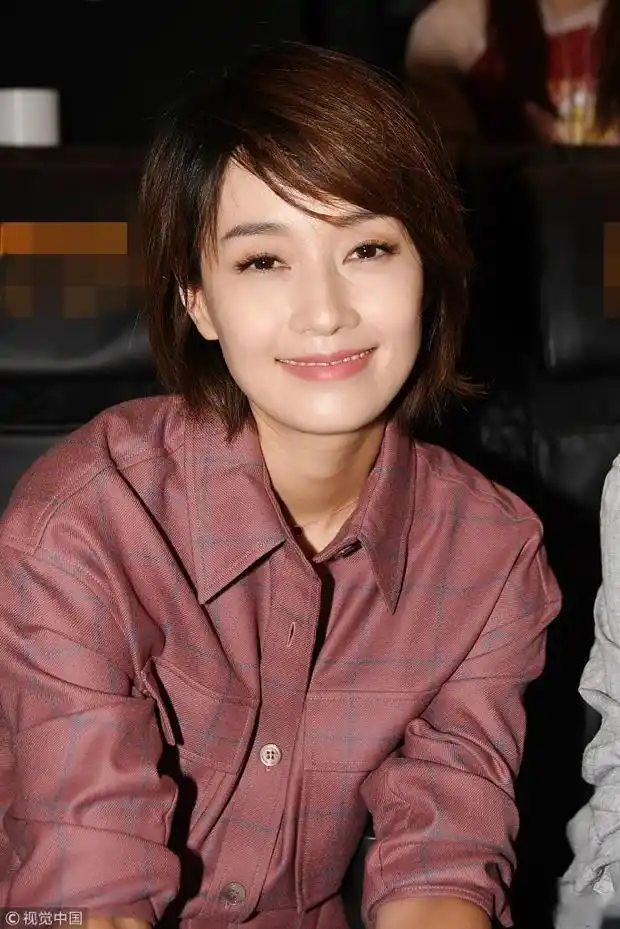 9月1日,马伊琍现身某电影路演 ,一身粉色暗格纹套装温柔干练,银色高跟