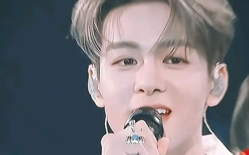 如传世的青花瓷自顾自美丽,你眼带笑意【曾舜晞】