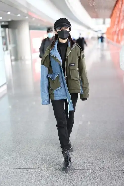 李沁也开始走帅气风了拼接夹克配马丁靴走路带风气势逼人