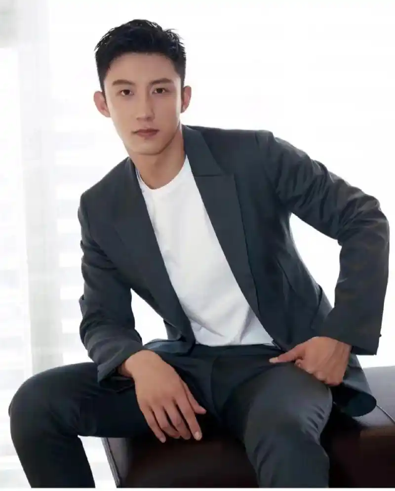 1,黄轩现在手上还有很多库存,都是很好的制作班底  2,真实爆料,娱乐圈