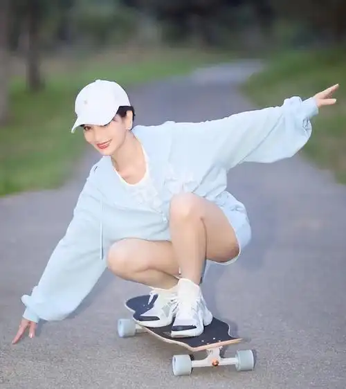 69岁赵雅芝街头玩滑板!穿运动短裤秀身材,少女感十足被赞逆生长