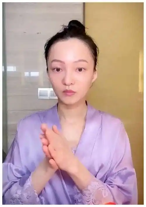 柳岩_张韶涵_明星