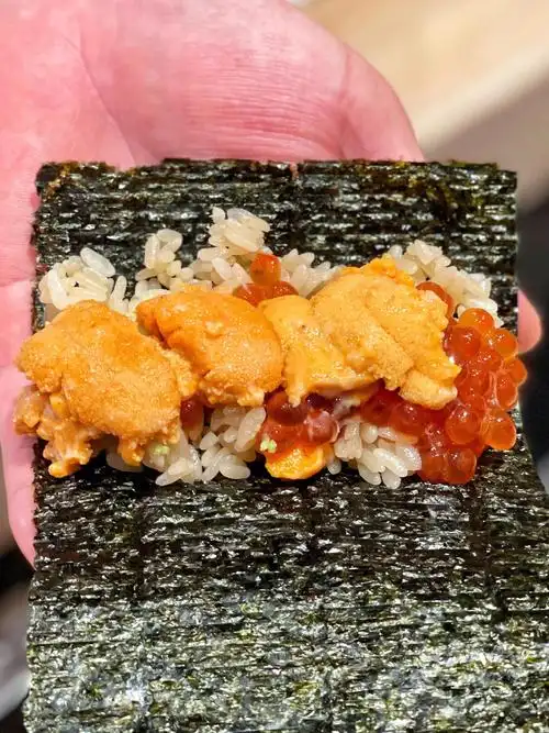 吞拿鱼手卷和海胆手卷都好好吃里面的食材满满很丰富中午的omakase