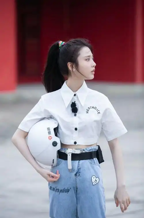 张慧雯扎高马尾身穿白色短衬衫搭配阔腿牛仔裤又甜又酷