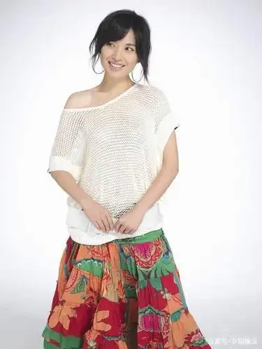 结婚后,靳东继续专注演员的工作,而李佳为了家庭则她主动地退下荧幕