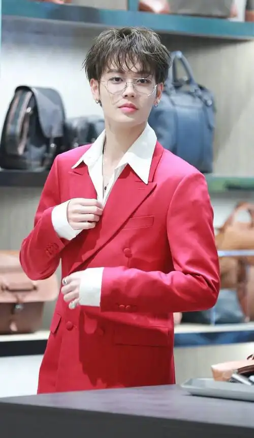 林彦俊出席活动,一身红色西装雅痞范十足,未修图颜值依旧在线