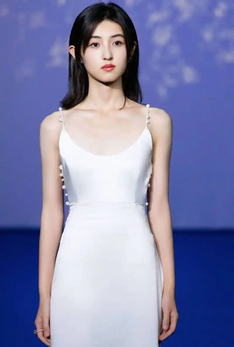 张子枫穿白色吊带裙,甜美优雅少女感十足!