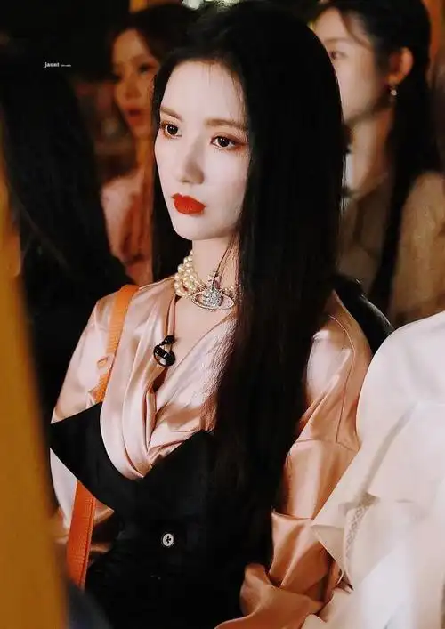 姜贞羽戛纳蹭红毯被喷,与如今天仙模样大有出入,妹妹老照骗了吧