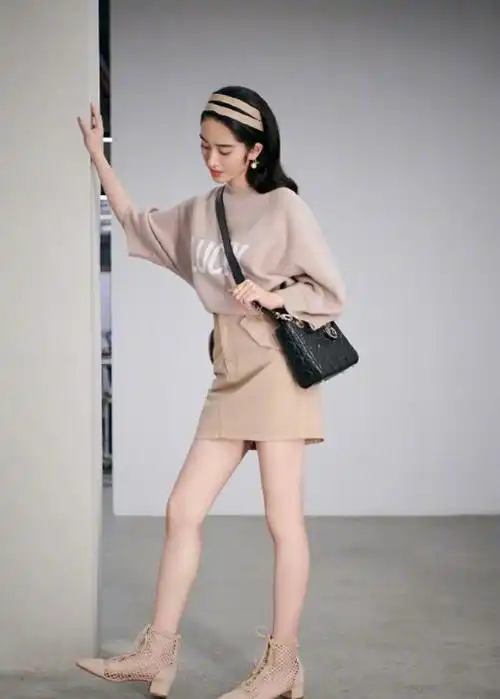 杨采钰身穿温柔的奶茶色上衣搭配俏皮的迷你短裙,优雅和甜美