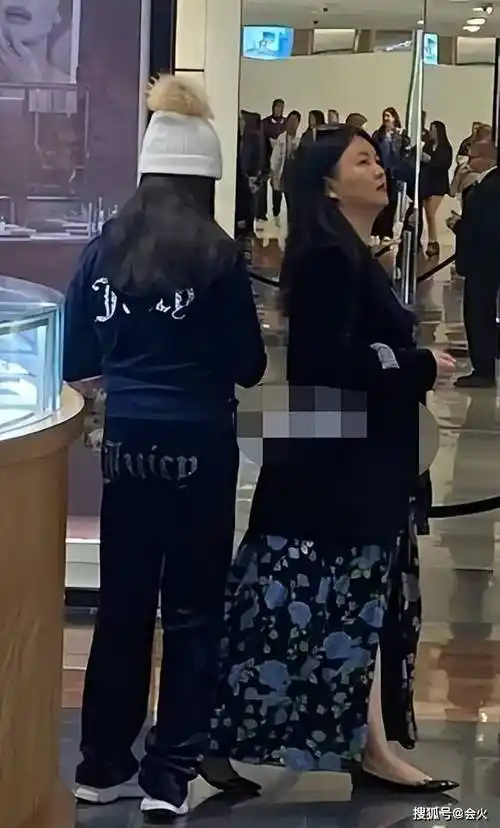 李湘带王诗龄国外逛美术馆!