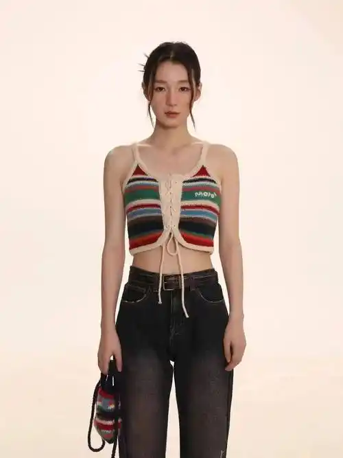 金玟廷徐梦洁麦麦对松弛感的把控也是一绝,渐变色毛衣搭配阔腿牛仔裤