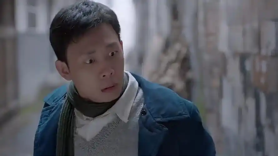 鸡毛飞上天陈江河背着骆玉珠逃命突然感觉不对伸手就要过去摸