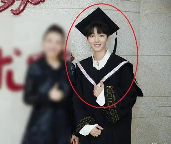 所以大家可以看到王俊凯他穿着学士服,本身少年感就非常足的王俊凯.