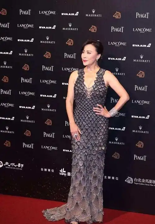 刘嘉玲完全忽略了大婶的年龄傲人的身材穿羽毛裙尺度真大