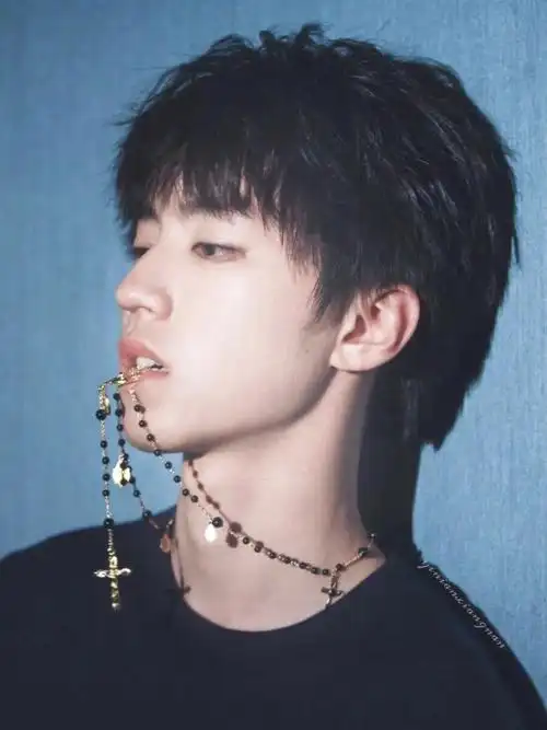 王俊凯喉结杀加锁骨杀小螃蟹们心动了吗