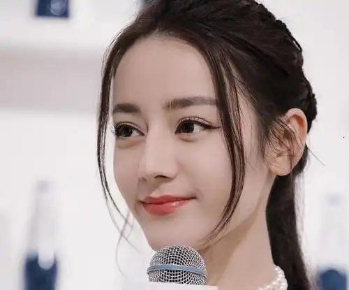 迪丽热巴现身直播活动,大笑时被截无美颜生图,立马显露真实颜值