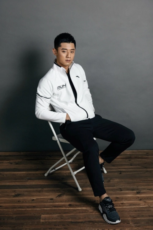 张继科拍摄运动写真俊朗帅气诠释硬汉新主张